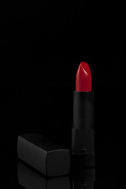 Exploring the⁤ Allure of Luxury: The Appeal of Designer Makeup Collaborations